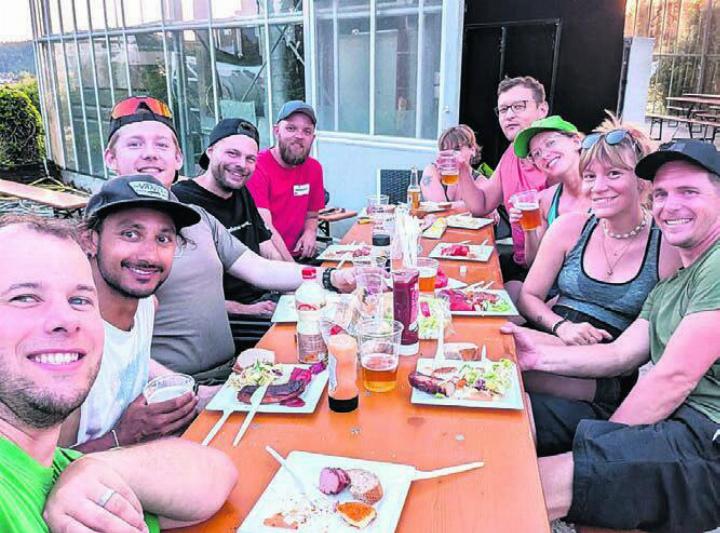 Die Stimmung bei den Helfern während des Aufbaus war top, auch wenn der Schweiss in Strömen floss. Bild: zg