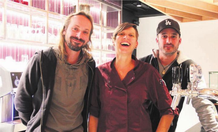 David Meier, Barbara Ziörjen und Adriano Meyer (von links) freuen sich über die erstmalige Zusammenarbeit an der nächsten Bond-Night. Bilder: Monica Rast / zg