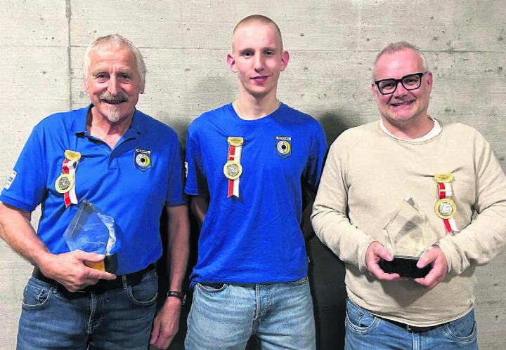 Drei der vier Sieger, von links: Willy Keusch, Boswil, D; Iven Kessler, Boswil, Jungschützen; Jürg Luginbühl, Bettwil, A. Es fehlt: Janick Marti, Buttwil-Geltwil, E. Bild: zg