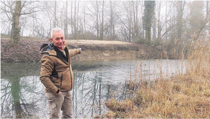 Fredi Hintermann vom Werkhof Rottenschwil zeigt eine der neuen Brutwände für den Eisvogel. Bilder: Thomas Stöckli / Beat Rüegger / Markus Nobel