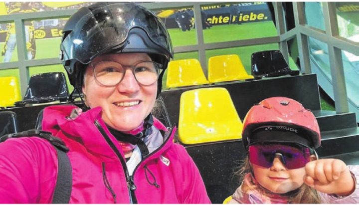 Am Ziel angekommen: Nadin und Nora Leuthold in Dortmund. Bild: zg