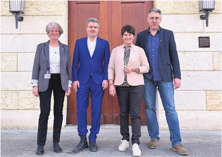 Die vier Freiämter Motionäre vor dem Grossratsgebäude in Aarau, von links: Franziska Stenico-Goldschmid, Harry Lütolf, Rita Brem und Stefan Dietrich. Bild: zg