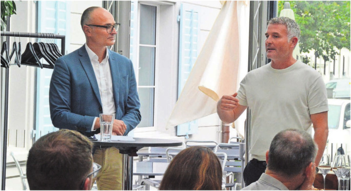 Einst spielten sie beim FC Basel zusammen Fussball, nun gestalteten sie den Talk beim Club 50 des FC Muri: Oliver Stöckli (links) und Alex Frei. Bild: Annemarie Keusch