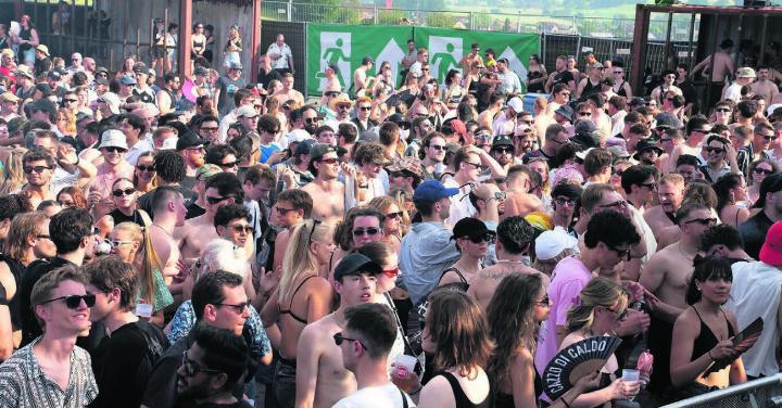 15 000 Menschen feiern miteinander ein riesiges Fest zu elektronischer Musik. Hier bei der Techno-Stage. Bild: Stefan Hotz