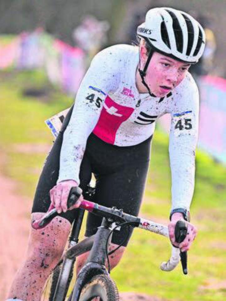 Zweimal gestürzt, voller Schlamm und trotzdem nicht aufgegeben: Shana Huber. Bild: Elisa Haumesser