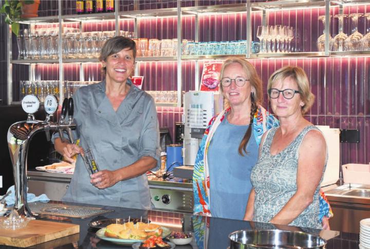 Die Geschäftsleitung wird im Restaurant Leo oft anzutreffen sein (v. l.): Barbara Ziörjen (Chefköchin), Monika Küng (Präsidentin Verein Leo) und Barbara Oswald. Bilder: Daniel Marti