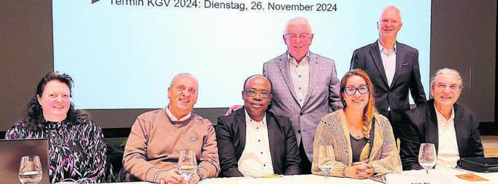 Die Kirchenpflege sucht Verstärkung (von rechts): Marco Zavalloni, Hans-Ulrich Pfyffer, Arlette Bär, Präsident Josef Brunner, Ignatius Okoli (Leitender Priester) und Italo Valentino, unterstützt von Sonja Zeindler (Sekretariat). Bild: Walter Minder