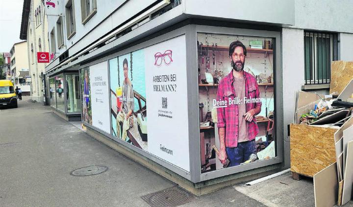 Noch wird hier fleissig gearbeitet, aber schon bald können sich Kunden hier beraten lassen und sich eine passende Brille aussuchen: die neue Fielmann-Filiale an der Zentralstrasse. Bild: chh