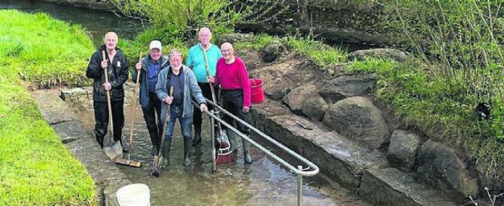 Das fleissige Putzteam bei der Arbeit in der Kneipp-Anlage Chlostermatte. Bild: zg