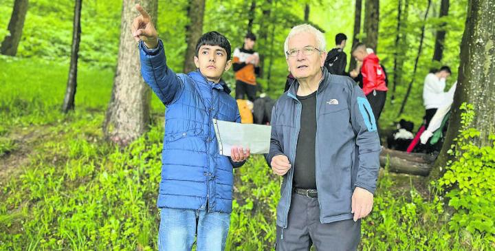 Das Schulzimmer reicht ihm nicht als Ort: Immer wieder verlegt Dani Burg den Unterricht unter freien Himmel und fördert damit bei den Jugendlichen wertvolle Kompetenzen. «Natur und Bewegung wirken Wunder», weiss der langjährige Lehrer aus Erfahrung. Bild: zg