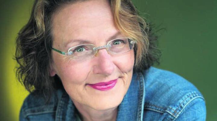 Hildegard E. Keller verbindet Geschichten, Reflexionen und überraschende Perspektiven zu einem lebendigen Erzählabend. Bild: pd