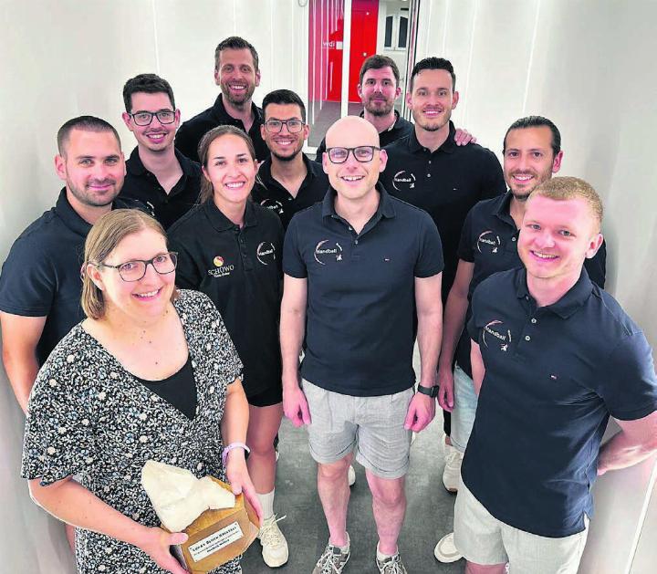 Die Vorstandsmitglieder von Handball Wohlen – und Corinne Egger, Gewinnerin der Lukas-Bloch-Trophäe (vorne links). Von links: Raphael Bolliger (Spielbetrieb), Philippe Maurer (Finanzen), Christoph Schraner (Material), Francine Biffiger (Beachhandball), Sergio Abalo (Ressourcen), David Christen (neues Ehrenmitglied), Andreas Stierli (Präsident), Flavio Galliker (der als Anlass-Chef nun neu Aktuar wird), Manuel Frey (Marketing) und Dennis Horn (Geschäftsstelle). Bilder: spr