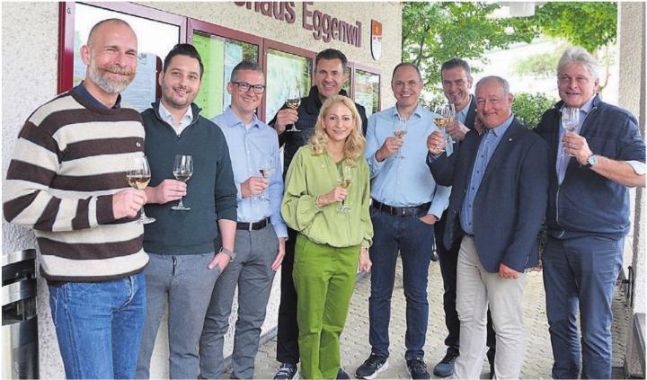 Gewählte, Nicht-Gewählte, Abtretende und die Verwaltung stiessen miteinander an: (v. l.) Gemeinderat Sebastian Meyer (neu), Maurice Macchi (nicht gewählt), Gemeinderat Nicola Altschul (neu), bald Alt-Gemeinderat André Heinrich, Gemeinderätin Esther Werthmüller (bisher), Neu-Ammann Pascal Vogel, Neu-Vizeammann Roland Belser, bald Alt-Ammann Roger Hausherr und Gemeindeschreiber Walter Bürgi. Bild: Roger Wetli