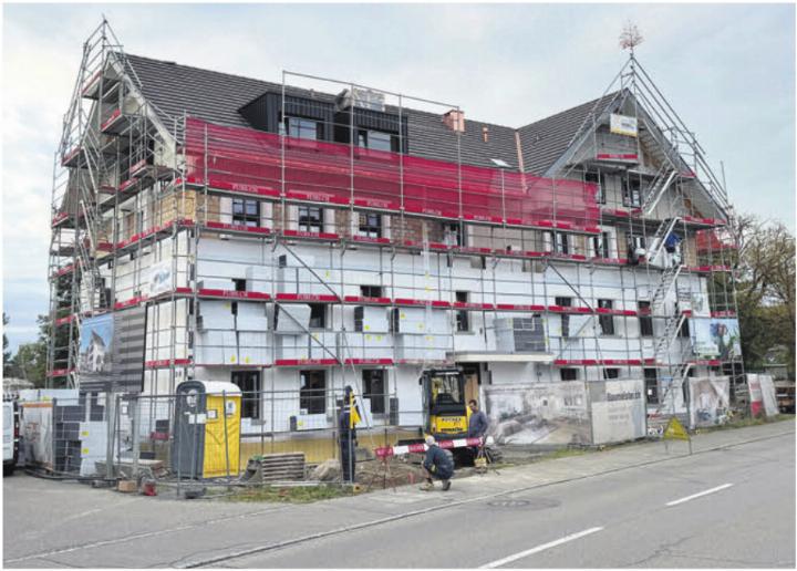 Wo einst das «Rössli» stand, entsteht aktuell ein Mehrfamilienhaus. Die Bauarbeiten laufen nach Plan. Bild: zg