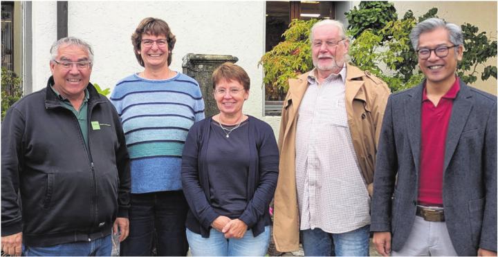 Freude über die Einigung der späteren Nutzung der Liegenschaft am Mythenweg (v. l.): Christian Huber, Christa Huber, Brigitte Huber, VAAS-Präsident Heinz Widmer, VAAS-Vizepräsident Josef Quan. Bild: zg