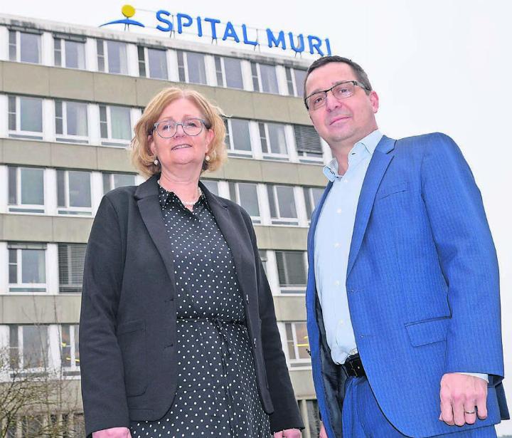 Stiftungsratspräsidentin Sabina Rüttimann und CEO Daniel Strub verkündeten vor rund zwei Monaten, dass die Geburtshilfe am Spital Muri geschlossen wird. Nun reagiert das Spital auf Petitionen und einen offenen Brief, die daraufhin folgten. Bild: Archiv