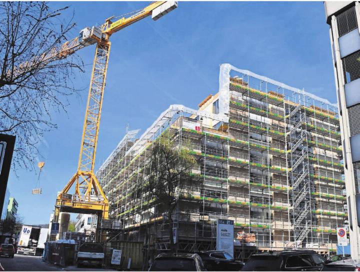 Der Umbau und Neubau der Aargauischen Kantonalbank an der Bahnhofstrasse kommt zügig voran. Im August werden die ersten Wohnungen bezogen werden können, im September wechselt dann die Bank an den herkömmlichen und erneuerten Sitz. Bild: Daniel Marti