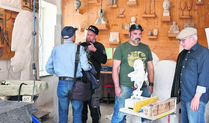 In Gesprächen erfährt man von Rafael Häfliger (2. von links) und Roman Stefan, wie ihre Arbeiten entstanden sind. Bilder: Monica Rast