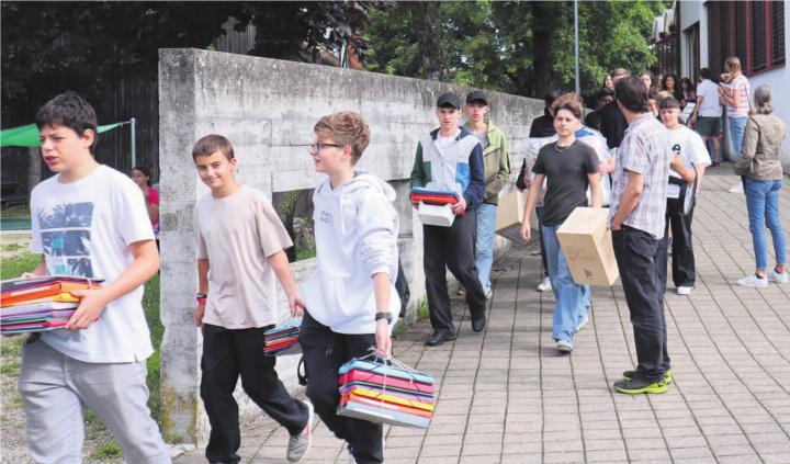 Mit Sack und Pack machten sie sich auf den Weg zu ihrer neuen Schule in Fahrwangen. Bilder: vaw