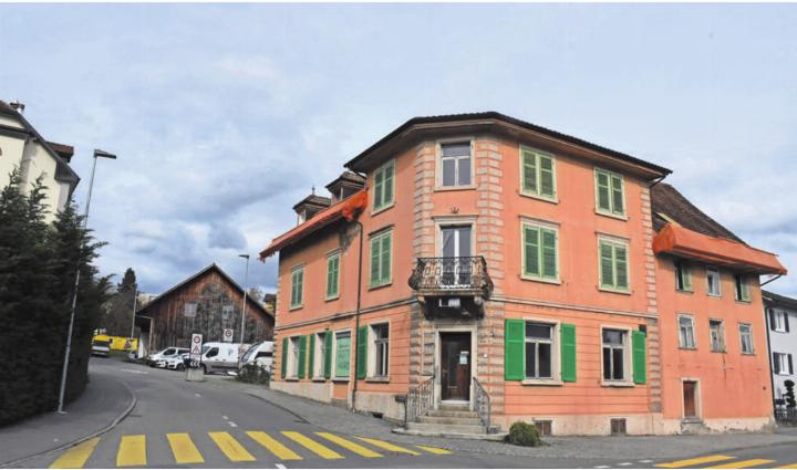 Die Liegenschaft «Gotthard» und die Holzliegenschaft (hinten links) sollen abgerissen werden und dem Projekt «Pilatusstrasse Ost» Platz machen. Bilder: Archiv/dm/pd