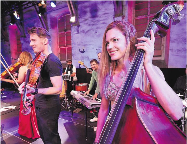 Das Ensemble Klassik Nuevo besticht durch seine Vielfalt: Am Sonntag in der reformierten Kirche zu bestaunen samt der Wohler Sängerin Julia Frischknecht. Bild: pd