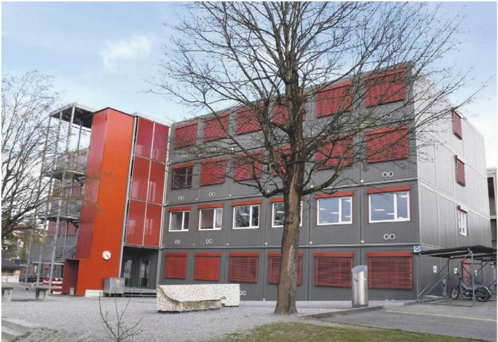 Noch bis im Sommer nutzt die Bezirksschule das Provisorium am Oberdorfweg. Danach soll es abgebaut und aufgeteilt werden – eine Hälfte ins Junkholz, die andere ins Bünmatt. Bilder: Daniel Marti