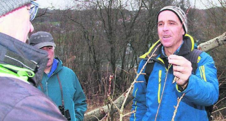 Josef Fischer, langjähriger Geschäftsführer der Stiftung Reusstal, versteht es, mit seinen naturkundlichen Exkursionen zu faszinieren und zu berühren. Bilder: Archiv/zg