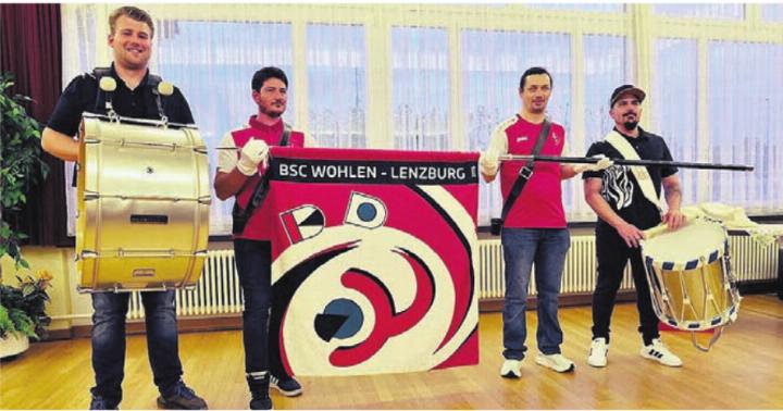 Die beiden Fähnriche präsentieren die neue Vereinsfahne. Bild: zg