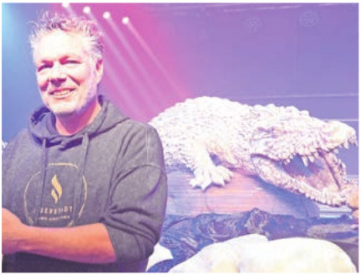 Der Künstler und sein Werk. Bild: ake