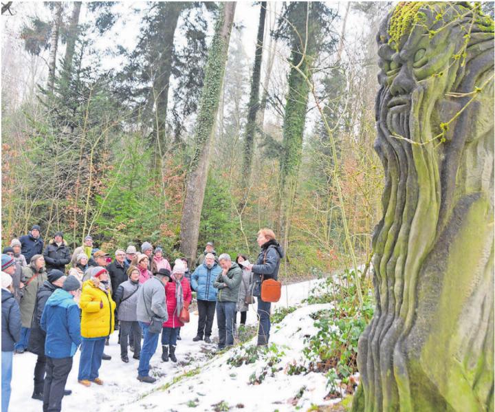 Unter den Augen der «Brennenden Männer» berichtete Josef Kunz über die Villmerger Kriege. Bilder: Annemarie Keusch