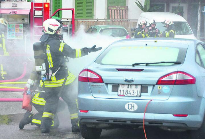 Im mit Rauch gefüllten Auto suchten die Feuerwehrleute nach Unfallopfern. Bilder: Annemarie Keusch