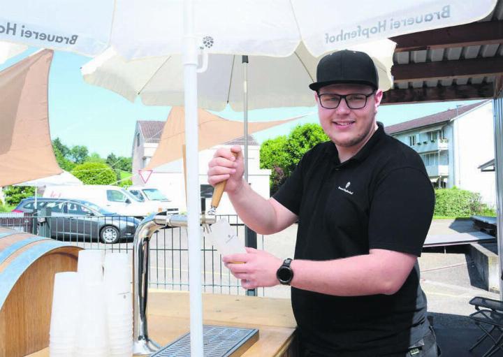 Gleich bei seiner ersten Begegnung mit der Kunst des Bierbrauens wurde bei Bryan Kuhn die Faszination entfacht für dieses Handwerk. Nun freut er sich, den Dintikern (und anderen) sein Dintiker Bier ausschenken zu können. Bild: Chregi Hansen
