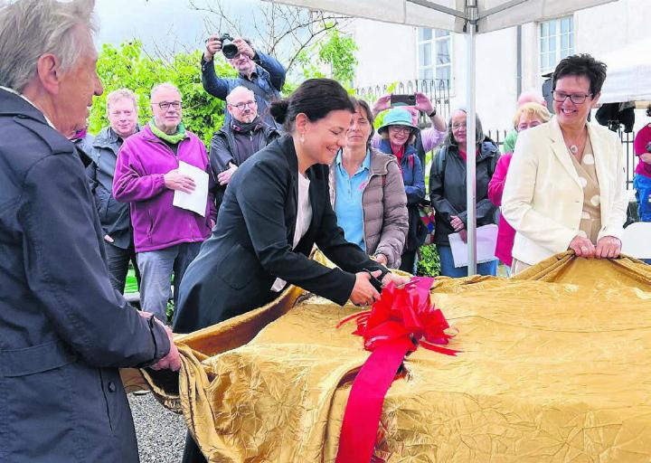 Der grosse Moment: Stadträtin Claudia Bamert durchschneidet das Band, flankiert von Heinz Koch und Monika Briner.