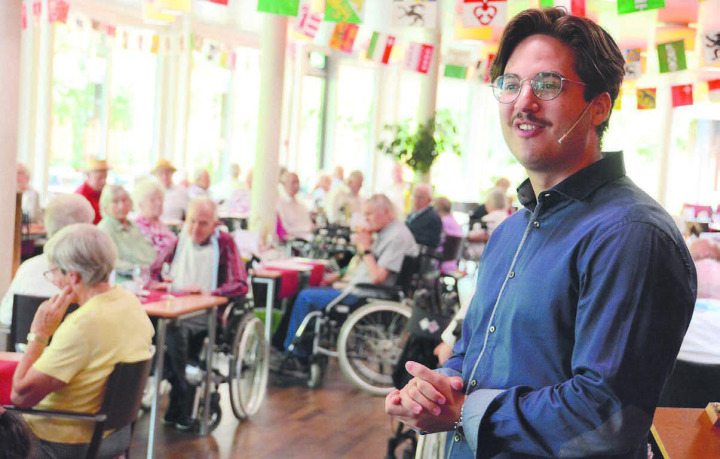 Zweimal drei Monate hat Ioannis Dougas in der Betreuung und Aktivierung mitgearbeitet. Er freut sich sehr, auf so viele bekannte Gesichter zu treffen. Ich habe viel gelernt in der Zeit hier, sagte er. Bild: Chregi Hansen