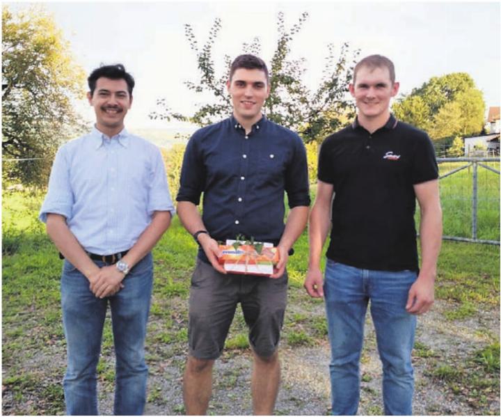 Blicken auf einen erfolgreichen Anlass zurück (von links:): Yanik Nyffeler, SVP-Grossrat Lukas Abt und Daniel Stierli. Bild: zg