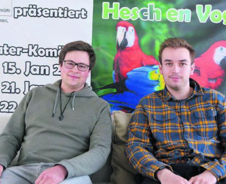 David Mühlebach (links) und Silas Hard vor dem Plakat des Theaters 2022. Damals musste es abgesagt werden. Nun wagt der Verein einen neuen Anlauf. Bild: Annemarie Keusch