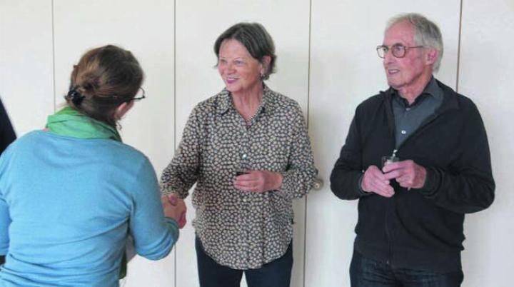 Sie haben für ihr Engagement für das Dorf grossen Dank verdient. Gemeinderätin Simone Diem überreicht Ariane und Heinz Deubelbeiss zur Eröffnung des Themenwegs ein kleines Präsent. Bild: chh