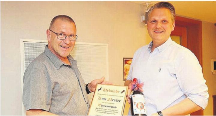 Präsident Marc Donat (rechts) ehrt das neue Ehrenmitglied Kurt «de Retter» Neeser (links).
Bild: zg