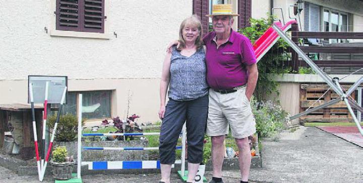 Ueli Brunner (rechts) mit seiner Frau Rosmarie. Er hat die Hindernisse für das Hobby Horsing in Wohlen angefertigt. Bild: Josip Lasic