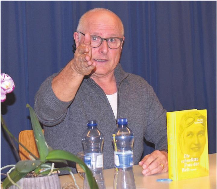 Steven Schneider liess bei der Lesung seine Hauptfigur des Romans, Eliska Junek, lebendig werden. Bild: Erika Obrist