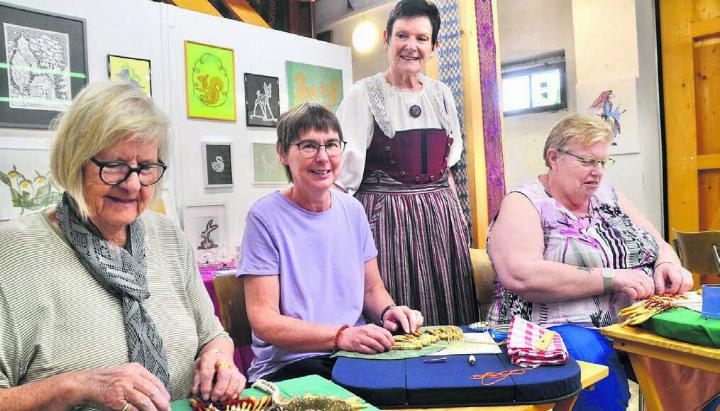 Denise Frey (stehend) und ihre Klöppel-Kolleginnen haben ihr Handwerk in Waltenschwil vorgestellt. Bilder: Thomas Stöckli