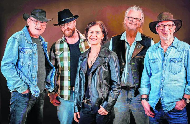 «Westwood» spielt an der neuen Country Rock Night beim «Sternen» (v. l.): Roger Rey, Jonas Bär, Brigitte Gehrig, Uele Baumgartner, Paul Fischer. Bild: zg