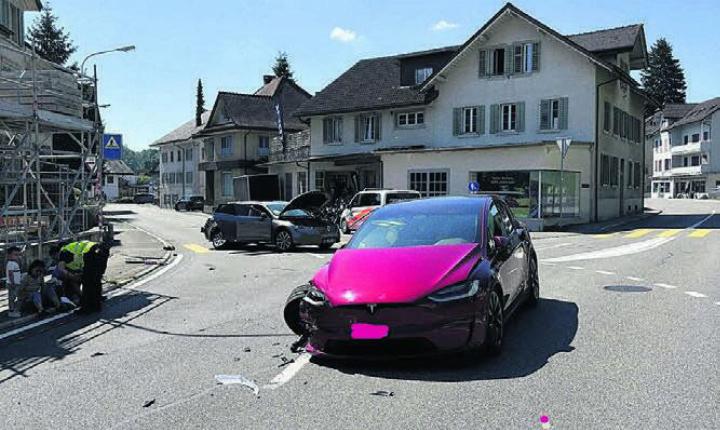 Der erste der beiden Unfälle ereignete sich am Samstagmorgen mitten im Dorf. Dabei wurden beide Lenker leicht verletzt. Bilder: pz