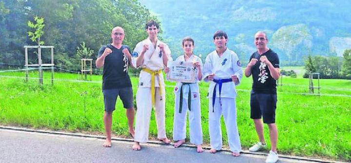 Die Wohler Delegation in Trimmis (von links): Ciprian Tantu (Coach), Gioele Musaro, Lena Jankovic, Kashmir Islami, Graziano Musaro (Coach). Bild: zg
