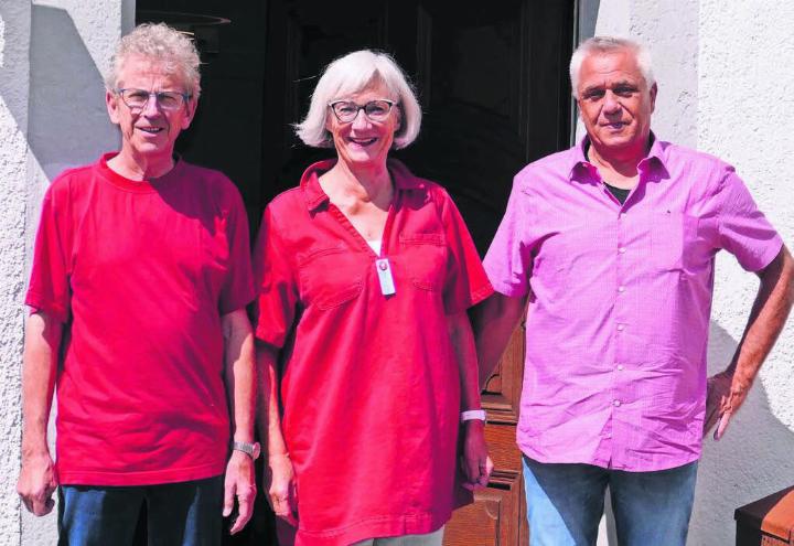 Sie bilden gemeinsam die IG Offenes Pfarreihaus in Hägglingen: Hans-Peter Stierli, Bea Geissmann und Markus Schmid (von links) vor dem Eingang zum Pfarreihaus, das so viele Begegnungen ermöglicht. Bild: Stefan Treier