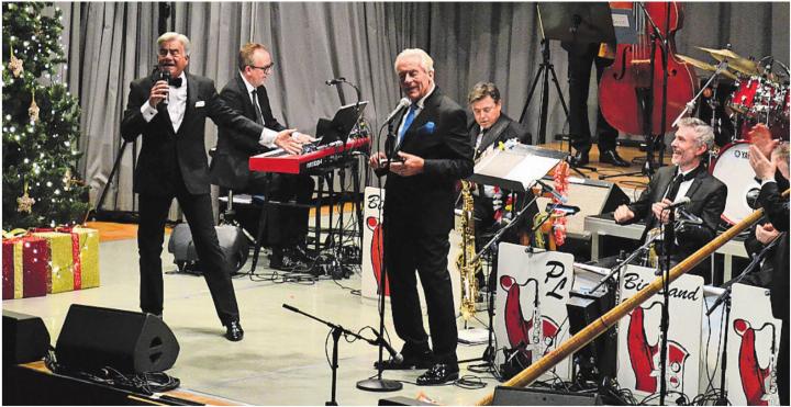 Pino Gasparini (links) und Pepe Lienhard (rechts stehend) sorgten für Gänsehaut-Momente. Bild: Albert Schumacher