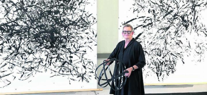 Mit Skulpturen aus gebrauchten Holzbündel-Stahlbändern als Farbträger realisiert Christiane Hinrichs eigenwillige, grossflächige Bilder. Bild: Walter Minder