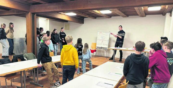 So viele Teilnehmende wie hier beim Bibelkrimi-Dinner vom 15. November erwartet Claudio Gabriel nicht zum heutigen Anlass der kirchlichen Jugendarbeit des Pastoralraums Bremgarten-Reusstal. Archivbild: zg