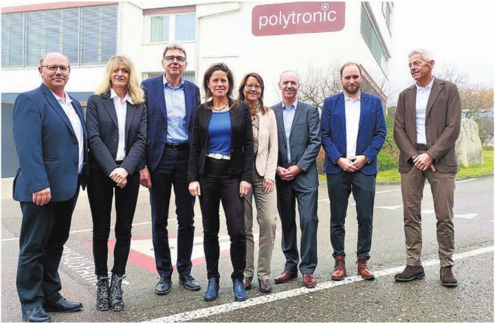 Die vier Gäste des Kantons, flankiert von beidseits je zwei Polytronic-Gastgebern, von links: Ernst Marti, Sandra Koch, Landammann Dieter Egli, Verena Rohrer, Sandra Fritschi, Ueli Häcki, Markus Huwyler und Christoph Koch. Bild: Thomas Stöckli