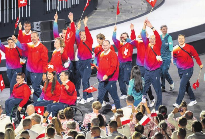 Patricia Eachus (unten links) bei der Eröffnungsfeier am Mittwoch. Bilder: Swiss Paralympic